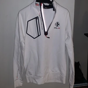 Ralph lauren sport halv zip - Fin raffe half zip använt när jag åkt skidor skit najs ska inte ljuga säljer för att jag behöver lite pengar. Pris kan diskuteras
