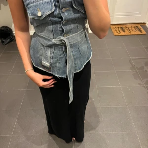 Jeanstopp  - Säljer denna superfina toppen med ett jeans skärp til🌸