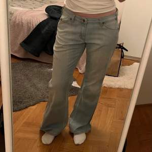 Snygga utsvängda, lågmidjade jeans från Wrangler. Köpta second hand men helt oanvända med lapparna fortfarande på, alltså nyskick! Superfina men de var tyvärr för stora för mig. 