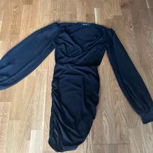 Klänning nelly - Super fin klänning från Nelly. Använd fåtal gånger. Armarna är typ mesh material, lite genomskinlig och luftig