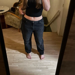 Svarta riped jeans - Vet inte hur jag ska förklara modellen på dessa, men de är as balla om man kan stylea de rätt! Låg/mid waist