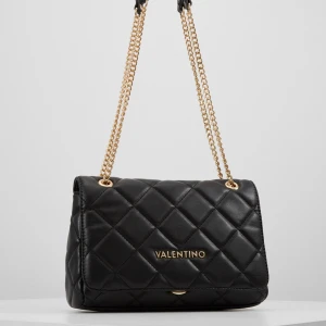 Valentino väska - Säljer denna fina Valentino väska för att den inte längre kommer till användning. Allt är i mycket bra skick, använd fåtal gånger. Köpte den för 1300kr. Skriv till mig först innan du trycker på ”köp nu”💕