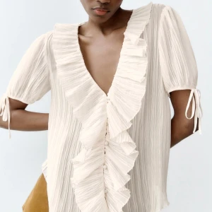 Blus ZARA - Blus från Zara, knappt använd och perfekt till sommaren och hösten🌸