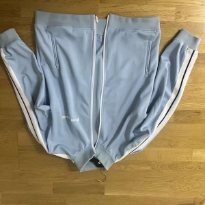 Palm angels - Bra skick, använd men inget märkbart ser helt ny ut. Skulle beskriva skicket som 9/10. 