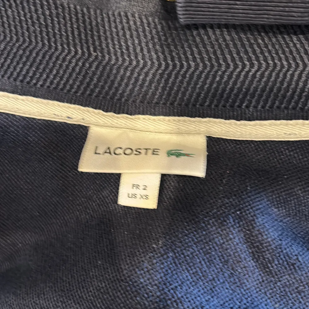 Lacost zip up  Storlek xs  Sitter jätte bra  Inte använd många gånger  . Jackor.