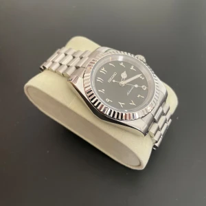 Seiko klocka Arabisk - Helt oanvänd Seiko klocka Arabiskt ur nh 35. Passar perfect på vem som hälst.    Kontakta om du är intresserad 🤩
