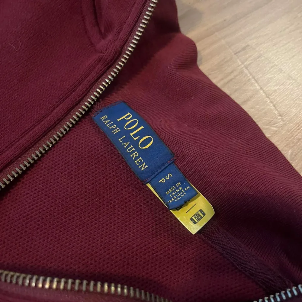 Hej! Säljer nu min half zip Polo tröja. Tröjan har en väldigt fin och unik färg, den är i storlek S men passar M. Hör av er privat vid minsta lilla fundering!. Tröjor & Koftor.