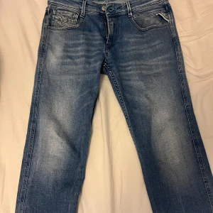 Replay anbass  - Ett par blåa replay anbass storlek 28/30 skick 9/10, nypris 1500kr mitt 850kr skriv om du har funderingar. 