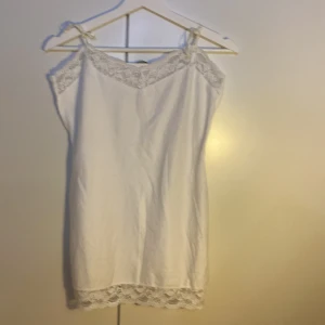 Väldig fin vitt linne men lite mönster på! 💞  - Mått-L, skit bra och fin skick (ser ut som helt ny köpt! 