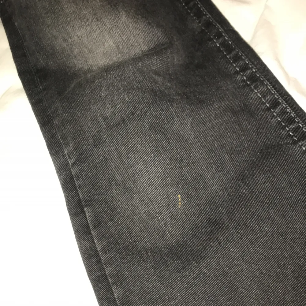 GinaTricot jeans från gina young size 158, säljer eftersom dem är för små och inte kommer till användning längre! Liten stain på höger ben som antagligen går bort i tvätten, kolla min bio för mer info!💗. Jeans & Byxor.