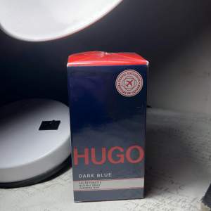 Hugo Dark Blue Eau de Toilette är en parfym för män. fick den som ett present men behöver inte den. Denna parfym är en travel exclusive edition. Helt ny oöppnad 