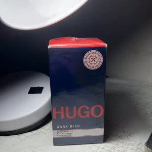 Hugo Dark Blue Eau de Toilette - Hugo Dark Blue Eau de Toilette är en parfym för män. fick den som ett present men behöver inte den. Denna parfym är en travel exclusive edition. Helt ny oöppnad 