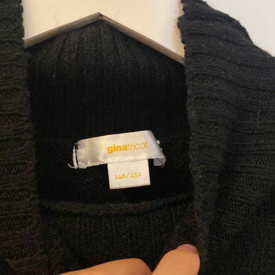 Stickad randig svart/vit långärmad tröja!   - 93