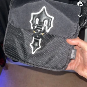 Trapstar Sidebag - Säljer min Trapstar bag eftersom jag har bytt stil och ska flytta ut och rensar min garderob