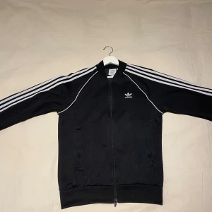 Adidas SST zip-up - Adidas SST zip-up i mycket bra skick. Inga defekter, säljer då det inte passar min stil längre.