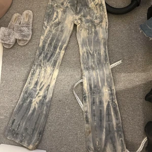 Coola utsvängda jeans  - Såå snygga Innerbenslängden: 89 cm  Midjemåttet: 36 cm