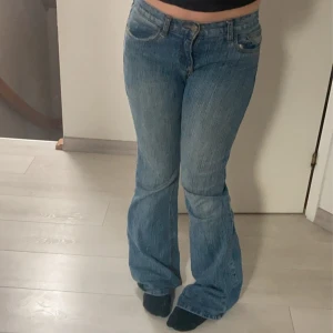 Brielle jeans🖤 - Low waisted flare jeans från Brandy Melville i strl S men passar också M💕köpta här på plick men kommer inte till användning   Lånad bild!