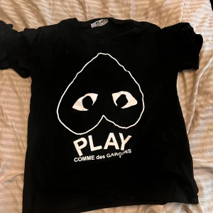 Cdg t-shirt - Säljer min cdg tshirt då den ej kommer till användning, storlek medium Nypris 900 Säljer 2 till så kan samfrakta