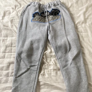 Trapstar London shooters byxor - Gråa trapstar byxor, tror inte dom är äkta därför säljer jag billigt. Lite noppriga annars är skicket bra.  Storlek M