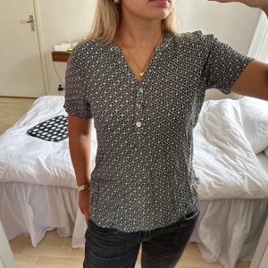 tunn mönstrad blus - tunn mönstrad blus med knappar vid bröstet. från märket kaffe i storlek 34. mycket bra skick! turkos/mint/grå färg!