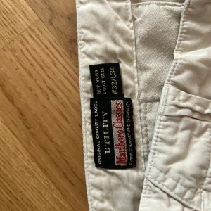 Low waist cargos - Knappt använd och de står att midjan är 32 men de passar mig som brukar ha 27-28 i midja och har ej innerbendlängd men de är perfekta på mig som är 170!