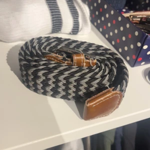 Flätat skärp - Riktigt snyggt skärp som passar till i princip allt🎯 Säljes eftersom jag redan har ett liknande skärp👍 