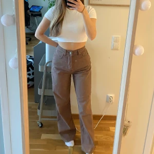 Jeans  - Från bikbok, dem är klippta men är fortfarande lite långa på mig 161