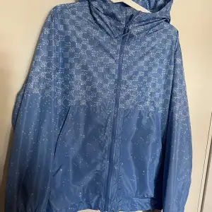 Louis Vuitton Windbreaker i storlek 46, passar S/M. Väldigt fint skick men har ett litet pinhole. Retail 33000kr