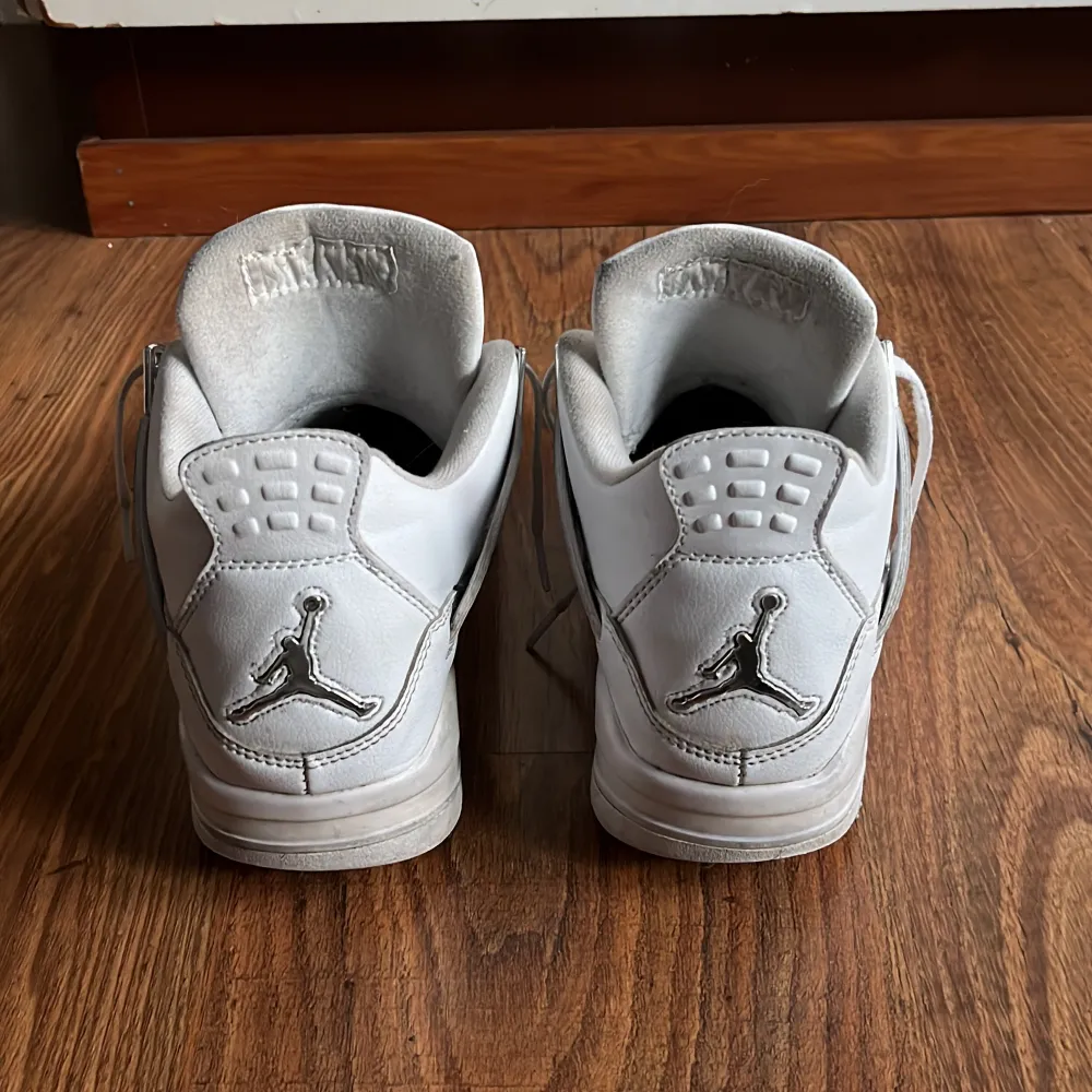 Ett par sköna ” Jordan 4 pure money ” som behöver ett nytt hem eftersom har ej nån andvänding för dom, andvänt i 2 år och är i rätt bra skick för tiden som det har varit andvänd. Skor.