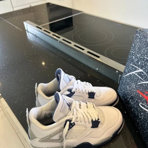 Jordens 4 retro midnight navy - Gillar inte skorna passar inte min stil. Helt nya har knappt använt dom max 3-4 gånger bara inte förstörda nån stans. Helt äkta skor Äkta 
