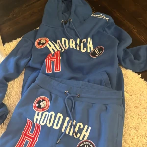 Hoodrich dress - Jätte bra skick, super snygg dress från hoodrich!! hela setet var dyrt från början, drf är priset 700 men går att diskutera 💕