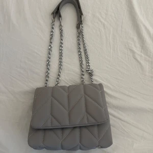 Väska 90 kr - Har bara använt den 1-2 gånger bra i skick och snygg väska