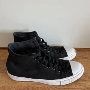 Converse Chuck Taylor II 44 - Svarta tygskor från Converse, modell chuck taylor II med Nike Lunarlon sula (som ger ökad komfort och bättre dämpning, en speciellt utformad halkfri tunga och en vaddering i micromocka som lyfter komforten). Skorna är i mycket god skick, knappt använ