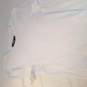 Baby tee - Fin baby tee från bik bok som inte är använd fler än 3 gånger och är i mycket bra sick!