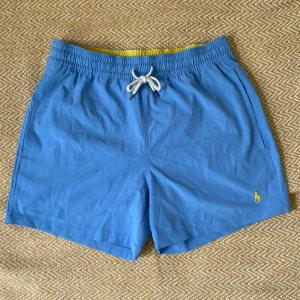 Ralph Lauren Badbyxor S - Fina badbyxor från Ralph Lauren i Nyskick, oanvända. Storlek S. Nypris ca 600kr. Pris kan diskuteras.