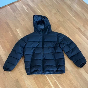 Replay jacka - Skit snygg replay jacka som är helt ny och aldrig använd. St XL nypris 3800 helt perfekt nu till vintern, modellen på jackan heter sartoriale vilket är replays lyx jackor. Tveka inte på att höra av dig angående några frågor. Mvh