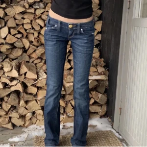 Lågmidjade jeans - Säljer dess jeans i storlek 27/34, midjemåttet är 38cm och innerbenslängden är 82cm💕Om detta inte är din storlek så säljer jag fler jeans!💞
