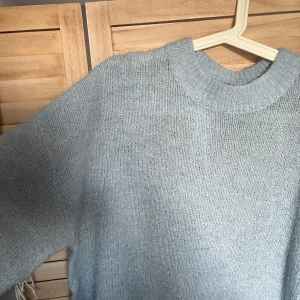 Stickad tröja - Stickad blå tröja, storlek M. Lite oversized 
