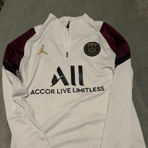 Psg tröja - Fin psg tröja som kan användas både till killar och tjejer. Storlek S men tror det kan passa M också