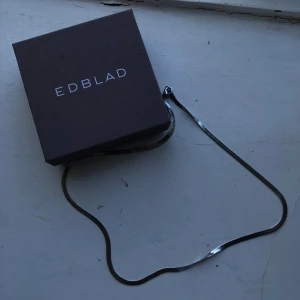 Halsband Edblad  - Säljer mitt halsband då det ej kommit till användning sen jag köpte det, alltså helt oanvänt. Box följer med om så önskas, och nypris: 399kr❤️Pris kan kanske ändras❤️