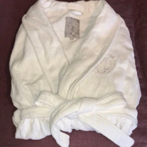 Lexington vit morgonrock i velour, storlek xs (nypris 2195kr) - Vit morgonrock i velour - Lexington Storlek XS Endast använd 3 gånger!  Nypris 2195kr  Maskintvätt 60 °C