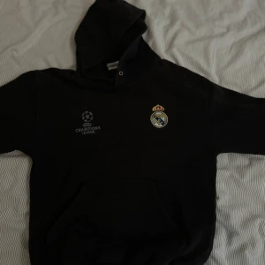 Real Madrid Champions league Hoodie - Clean Real Madrid hoodie i Storlek S, passar även mig som bär M är 182 cm lång. Använd få gånger. 