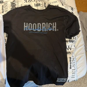  T-shirt  - Hej säljer min hoodrich T-Shirt st L passar m hör av er om frågor eller funderingar 
