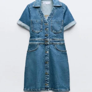 Jeans klänming - Säljer denna klänning från zara som är använd 2 gånger! Super snygg