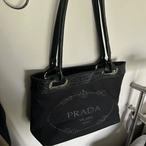 Handväska  - Super snygg handväska, OBS inte äkta! Rymmer mycket, litet hål i innerfickan men inget som synd utåt eller stör! 