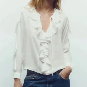 Blus från zara  - Helt ny oanvänd, kontakta mig vi funderingar❤️