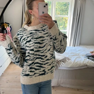 Stickad tröja  - Stickad tröja med mönster från hm! 