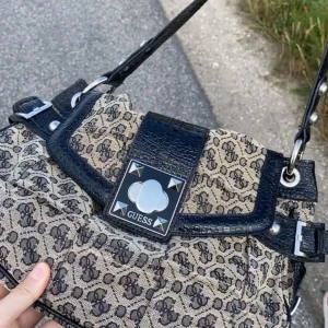 Guess Väska - Helt ny vintage Guess väska skriv privat för fler bilder 