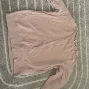 Rosa tröja - Fin rosa tröja från Cubus som jag har använt 2 gånger. Väldigt användbar vid blåsiga dagar😊 skriv om ni undrar över något❤️ (pris kan diskuteras)