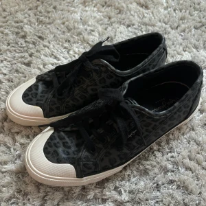Pepe jeans skor - Pepe jeans skor i storlek 38🖤🐆